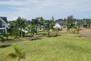 um parque com palmeiras num bairro residencial em Blue Waters Villas em Ukunda