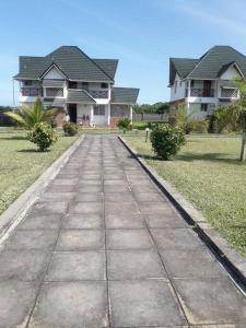 uma passagem em frente a uma casa grande em Blue Waters Villas em Ukunda