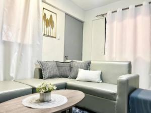 Cozy 2-BR near DLSU-D - Netflix Wi-Fi Parking Garden and Complete Kitchen tesisinde bir oturma alanı