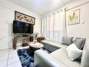 TV a/nebo společenská místnost v ubytování Suite Dreams Staycation - Cozy 2-BR - Wi-Fi Garden Kitchen