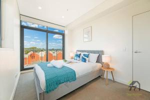 Una cama o camas en una habitación de Wonderful Condo in Parramatta
