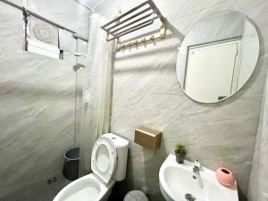 Cozy 2-BR near DLSU-D - Netflix Wi-Fi Parking Garden and Complete Kitchen tesisinde bir banyo