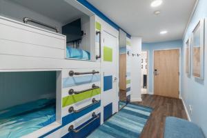 Bunk bed o mga bunk bed sa kuwarto sa Beautifully appointed central apartment - Licensed