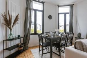 En restaurant eller et spisested på Open view one-bedroom apartment with nice view