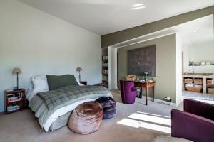 um quarto com uma cama e uma mesa num quarto em Luxury Property VIP Service - Horse Riding em Boulogne-Billancourt