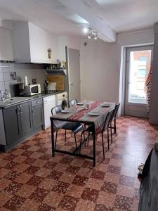 a kitchen with a table and chairs in a room at 5RBUT1 - Maison familiale sur deux niveaux en plein coeur du centre ville in Collioure