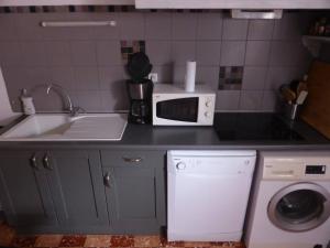 a kitchen with a sink and a washing machine at 5RBUT1 - Maison familiale sur deux niveaux en plein coeur du centre ville in Collioure