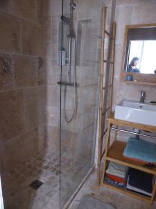 a bathroom with a shower and a sink at 5RBUT1 - Maison familiale sur deux niveaux en plein coeur du centre ville in Collioure