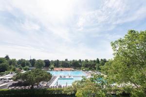 vista para uma piscina num resort em Luxury Property VIP Service - Horse Riding em Boulogne-Billancourt