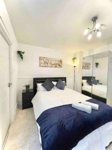 a bedroom with a large bed with a blue blanket at Great Studio flat in Central London in London