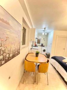 a small table and chairs in a room with a bed at Great Studio flat in Central London in London