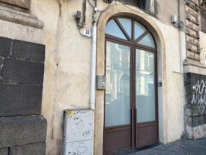 卡塔尼亚Lucrezia’s home的门上贴着涂鸦的建筑物