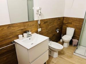 卡塔尼亚Lucrezia’s home的浴室里有洗手池、马桶和镜子。