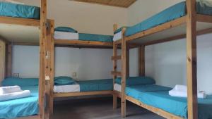 سرير بطابقين أو أسرّة بطابقين في غرفة في Ideal para Grupos - Albergue Villanúa "Tritón"