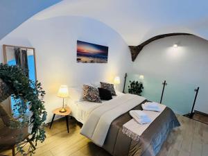 卡塔尼亚Lucrezia’s home的卧室里有一张床和一张带灯的桌子