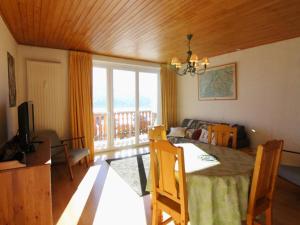 une salle à manger avec une table et un balcon dans l'établissement Appartement cosy à L'Alpe d'Huez, 5 pers, balcon, proche pistes et centre, animaux acceptés - FR-1-405-9, à L'Alpe-d'Huez