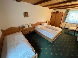 a bedroom with two beds in a room at Lenzerhof in Lappago