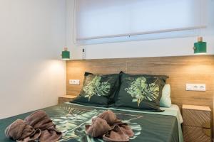 Ένα ή περισσότερα κρεβάτια σε δωμάτιο στο Home2Book Stylish Tropical Apt Terrace & Pool +24 φωτογραφίες