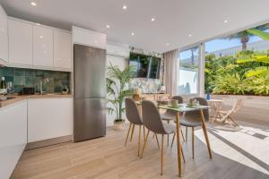 Η κουζίνα ή μικρή κουζίνα στο Home2Book Stylish Tropical Apt Terrace & Pool