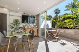 Μια τηλεόραση ή/και κέντρο ψυχαγωγίας στο Home2Book Stylish Tropical Apt Terrace & Pool