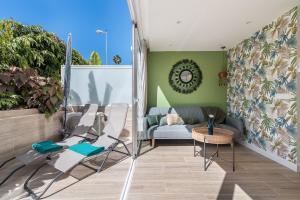 Χώρος καθιστικού στο Home2Book Stylish Tropical Apt Terrace & Pool