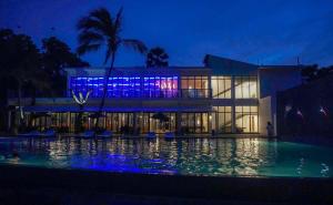 亭可馬里的住宿－Trinco Boutique Hotel，一座大型建筑,晚上设有游泳池