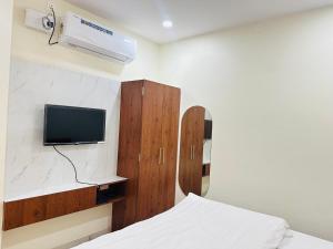 a room with a bed and a tv at Vrindavan Hotel And Restaurant in Sālūmbar