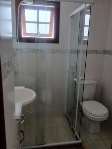 a bathroom with a toilet and a sink at Hostel Guaratiba Casa do Café in Barra de Guaratiba