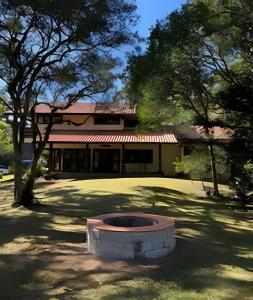 a house with a large circle in the middle of a yard at CURTA! | Casa dos Pássaros - Campo Alegre in Campo Alegre