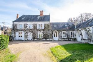 an old stone house with a large yard at Le Clos des Tilleuls - Gîte 10 personnes in Francueil