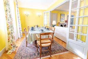 a dining room with a table and chairs at Le Clos des Tilleuls - Gîte 10 personnes in Francueil