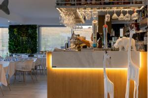 ein Restaurant mit einer Bar mit gelber Theke in der Unterkunft AL-1303 Apartment in Estepona - Alcazaba Lagoon in Estepona