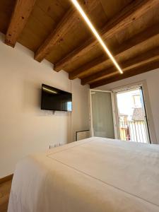 een slaapkamer met een wit bed en een raam bij Residenza Della Samaritana in Verona
