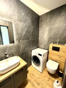 La salle de bains est pourvue d'un lave-linge et de toilettes. dans l'établissement Luxury Apartments, à Malý Slavkov