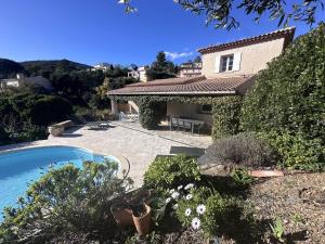 una casa con un patio con piscina en Villa Les Issambres, 5 pièces, 8 personnes - FR-1-768-73, en Roquebrune-sur-Argens