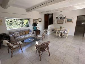 sala de estar con sofá y mesa en Villa Les Issambres, 5 pièces, 8 personnes - FR-1-768-73, en Roquebrune-sur-Argens