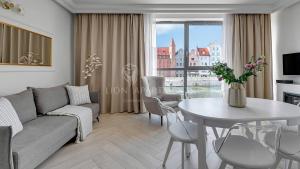 sala de estar con sofá y mesa en Lion Apartments - The Palace premium apartment with Old City & River View en Gdansk