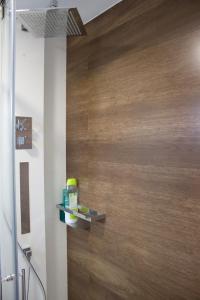 baño con pared de madera y puerta de madera en Ático en el camino de Santiago, en Sarria 29 fotos más