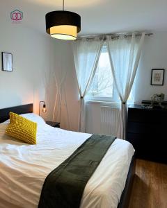 Een bed of bedden in een kamer bij Le trendy - Strasbourg