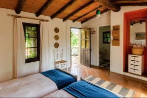een slaapkamer met een bed in een kamer bij Finca el Moro - Casita del Castañar in Aracena