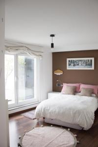 Un dormitorio con una cama grande y una ventana. en Ático en el camino de Santiago, en Sarria