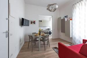 uma sala de estar com uma mesa e um sofá vermelho em [Careggi/Mayer] comfortable apart em Florença