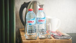 due bottiglie d'acqua e due bicchieri su un tavolo di Xan Hotel a Baku Altre 52 foto