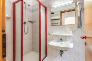 un bagno con lavandino e doccia di Hotel Altavilla 9 a Roma Altre 32 foto