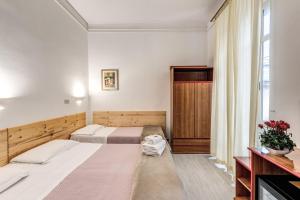 una camera d'albergo con due letti e una finestra di Hotel Altavilla 9 a Roma