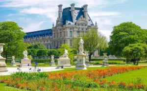 un parco con fiori di fronte a un edificio di 1628 - Loft Champs Elysées Olympic Games 2024 a Parigi