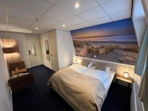 Rúm í herbergi á SEA YOU Hotel Noordwijk
