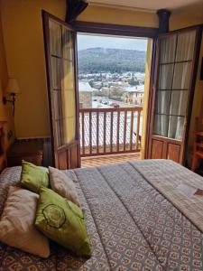 1 dormitorio con cama y ventana grande en Hotel Virginia R.H., en Vinuesa