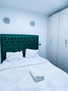 Postel nebo postele na pokoji v ubytování Classy two bedroom Airbnb with swimming pool
