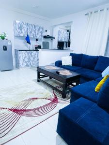 Posezení v ubytování Classy two bedroom Airbnb with swimming pool